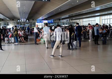 Gare de Hongqiao, Shanghai, Chine, Asie, voyageurs attendant dans une zone d'aéroport bien éclairée, Yichang, province du Hubei Banque D'Images