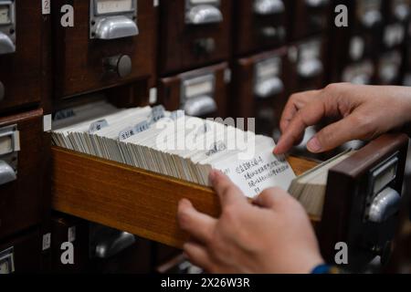 (240420) -- CHANGCHUN, 20 avril 2024 (Xinhua) -- Wang Lihua, directeur du département des livres anciens de la bibliothèque de l'Université de Jilin, examine les catalogues de livres anciens de la bibliothèque de l'Université de Jilin à Changchun, dans la province de Jilin, au nord-est de la Chine, le 19 avril 2024. L'Université Jilin possède une collection de près de 400 000 livres anciens dans sa bibliothèque. Selon Zhang Qi, restaurateur de livres anciens à la bibliothèque de l'Université de Jilin, l'école effectue des travaux de restauration de livres anciens depuis les années 1950, qui n'ont jamais été interrompus depuis des décennies. Générations de Banque D'Images