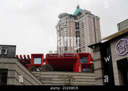 Promenez-vous à Chongqing, province de Chongqing, Chine, Asie, vue sur la grande ville avec le musée d'art de Chongqing et les gratte-ciel environnants, Chongqing Banque D'Images