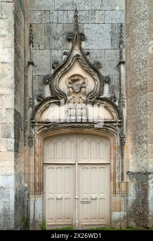 Entrée latérale de la cathédrale notre Dame de l'Assomption, Lucon, Vendée, France Banque D'Images