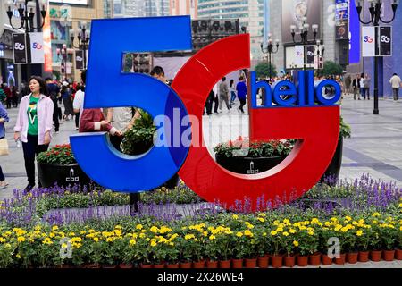 Flâner à Chongqing, province de Chongqing, Chine, Asie, publicité pour la technologie 5G dans un jardin urbain entouré de passants, Chongqing Banque D'Images