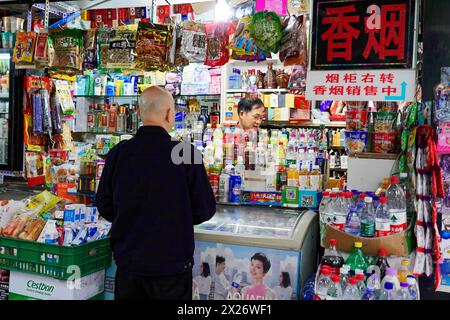 En flânant à Chongqing, province de Chongqing, Chine, Asie, Un client regarde une sélection de nourriture et de boissons dans un magasin, Chongqing Banque D'Images