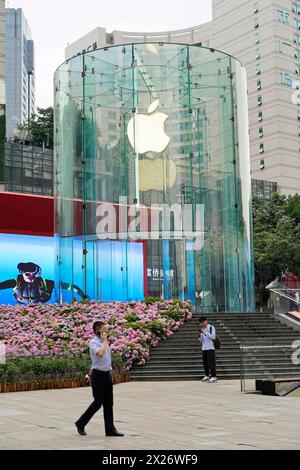 Flâner à Chongqing, province de Chongqing, Chine, Asie, les gens devant un Apple Store avec une grande façade vitrée dans un quartier commerçant, Chongqing Banque D'Images