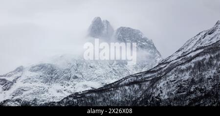 La montagne Romsdalshorn, 1550 m, couverte de brume mystique, dans la vallée de Romsdalen, Rauma kommune, Møre og Romsdal, Norvège, Scandinavie. Banque D'Images