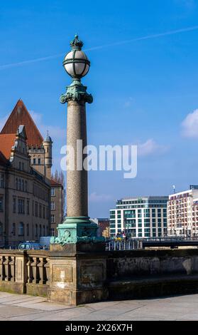 Candélabres historiques sur le pont Monbijou, Berlin, Allemagne Banque D'Images