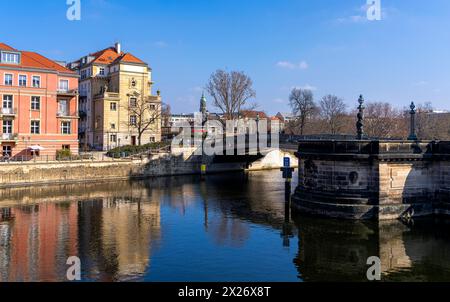 Immeuble résidentiel sur la Spree, au nord du pont Monbijou au Musée Bode, Berlin, Allemagne Banque D'Images