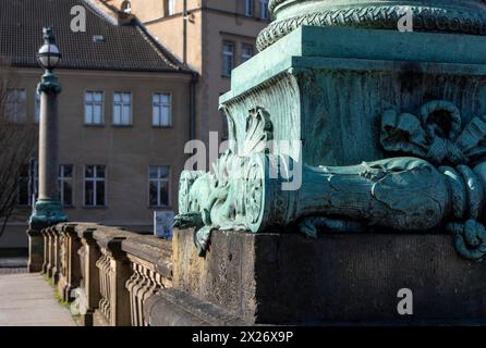 Candélabres historiques sur le pont Monbijou, Berlin, Allemagne Banque D'Images