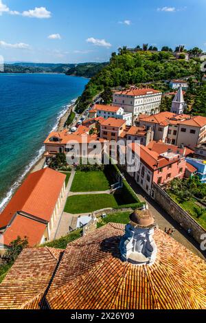 Vue depuis le clocher sur Piran avec les remparts de la ville et le château, ville portuaire de Piran sur la côte Adriatique avec le flair vénitien, Slovénie, Piran Banque D'Images