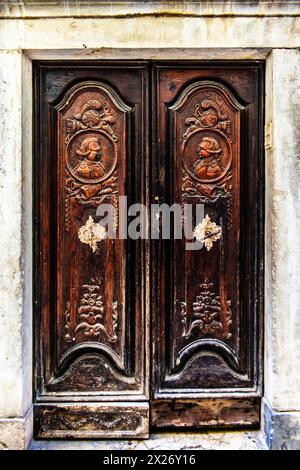 Ruelle de la vieille ville avec porte antique, ville portuaire de Piran sur la côte Adriatique avec flair vénitien, Slovénie, Piran, Slovénie Banque D'Images