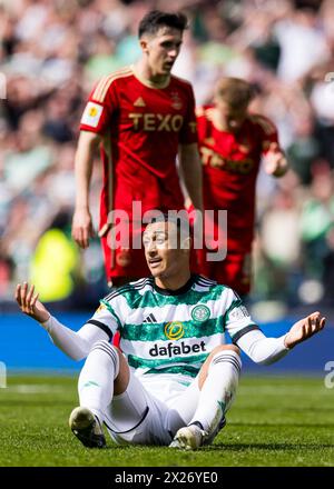 Glasgow, Écosse. 20 avril 2024. Adam Idah (9 - Celtic) est en désaccord avec une décision de l'arbitre Don Robertson comme il tombe dans la boîte crédit : Raymond Davies / Alamy Live News Banque D'Images