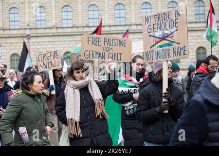 Munich, Allemagne. 20 avril 2024. Des centaines de personnes se sont rassemblées le 20 avril 2024 à Munich, en Allemagne, pour protester pour un cessez-le-feu à Gaza et pour pleurer les victimes de la guerre. Les organisateurs ont agité contre le journaliste de couverture et ils ont tenté de l'intimider de manière menaçante. (Photo de Alexander Pohl/Sipa USA) crédit : Sipa USA/Alamy Live News Banque D'Images