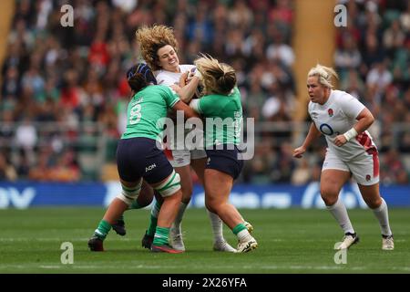 Twickenham, Royaume-Uni. 20 avril 2024. Ellie Kildunne de l'Angleterre féminine est attaquée lors du match des six Nations entre les femmes de l'Angleterre et les femmes de l'Irlande au Twickenham Stadium, Twickenham, Royaume-Uni, le 20 avril 2024. Photo de Ken Sparks. Utilisation éditoriale uniquement, licence requise pour une utilisation commerciale. Aucune utilisation dans les Paris, les jeux ou les publications d'un club/ligue/joueur. Crédit : UK Sports pics Ltd/Alamy Live News Banque D'Images