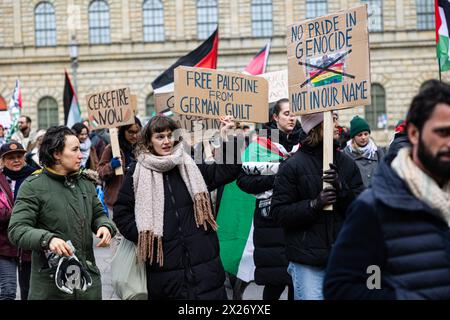 Des centaines de personnes se sont rassemblées le 20 avril 2024 à Munich, en Allemagne, pour protester pour un cessez-le-feu à Gaza et pour pleurer les victimes de la guerre. Les organisateurs ont agité contre le journaliste de couverture et ils ont tenté de l'intimider de manière menaçante. (Photo Alexander Pohl/Sipa USA) Banque D'Images