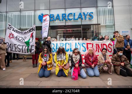 Le 29ème week-end consécutif, la Palestine anti-conflit de Gaza marche dans le centre-ville de Manchester. La manifestation palestinienne a commencé à Piccadilly puis a défilé à travers le centre-ville la manifestation Pro Palestine, qui contenait des membres de la communauté juive JVL voix juive pour le travail portant des bannières en soutien à la Palestine, a continué à travers le circuit du centre-ville après s'être arrêté à Barclays Bank sur Market Street et AXA Insurance sur King St. Certains manifestants se tenaient liés par des cordes pour signifier ceux qui étaient incarcérés en Israël. Manchester UK photo : Garyroberts/worldwidefeatures.com Banque D'Images