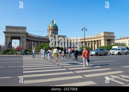 SAINT-PÉTERSBOURG, RUSSIE - 25 JUILLET 2019 : passage piétonnier à travers Nevsky Prospekt jusqu'à la cathédrale de Kazan par un jour ensoleillé de juillet Banque D'Images