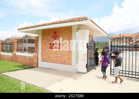 (240420) -- KIGALI, 20 avril 2024 (Xinhua) -- des étudiants sont vus sur le campus du Collège régional polytechnique intégré-Musanze (IPRC Musanze), un établissement public d'enseignement supérieur dans la ville de Musanze, au nord du Rwanda, le 15 avril 2024. ALLER AVEC 'Feature : l'échange éducatif stimule le développement de carrière des étudiants rwandais' (Xinhua/Ji Li) Banque D'Images