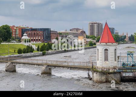 VLADIKAVKAZ, RUSSIE - 13 JUIN 2023 : Pont sur le barrage de la rivière Terek par un jour nuageux de juin Banque D'Images