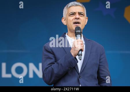 Londres, Royaume-Uni. 20 avril 2024. Le maire parle, y compris une demande répétée pour un cessez-le-feu à Gaza. Sadiq Khan, maire de Londres qui se présente à sa réélection le 2 mai, prend la parole au festival Eid in the Square, puis interagit avec la foule pour des discussions et des selfies, avant de regarder certaines représentations théâtrales. Le festival annuel gratuit du maire de Londres revient à Trafalgar Square pour la 19ème année pour célébrer la fin du Ramadan, le mois sacré du jeûne. Crédit : Imageplotter/Alamy Live News Banque D'Images