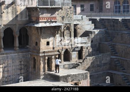 Abhaneri, Rajasthan, États-Unis. 14 mars 2024. Les Chand Baori marchent bien dans le village d'Abhaneri dans l'État du Rajasthan, en Inde. 15 mars 2024. L'un des plus grands puits à marches au monde, il a été construit au IXe siècle après JC par le roi Chanda. Il a été construit pour conserver l'eau et fournir un soulagement de la chaleur. Plus de 3 500 marches descendent 13 niveaux ou environ 30 mètres (crédit image : © Mark Hertzberg/ZUMA Press Wire) USAGE ÉDITORIAL SEULEMENT! Non destiné à UN USAGE commercial ! Banque D'Images