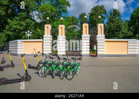 TVER, RUSSIE - 15 JUILLET 2022 : entrée au jardin de la ville. Tver, Russie Banque D'Images