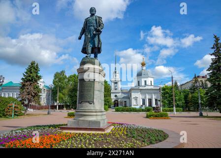 TVER, RUSSIE - 15 JUILLET 2022 : Monument à Afanasy Nikitin dans le paysage urbain. Tver, Russie Banque D'Images