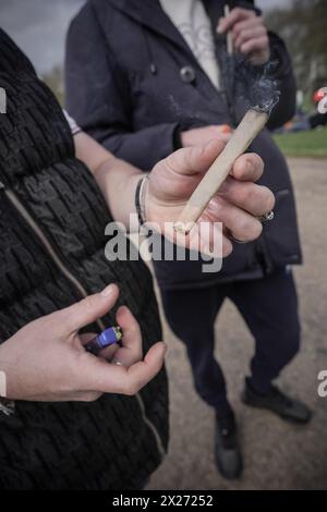 Londres, Royaume-Uni. 20 avril 2024. Célébrations Pro-cannabis 420 à Hyde Park. Des centaines de personnes se joignent à la rencontre annuelle 4/20 à Hyde Park pour commettre un acte de désobéissance de masse en fumant du cannabis et ses variantes pour protester contre les lois actuelles criminalisant les utilisateurs récréatifs. Crédit : Guy Corbishley/Alamy Live News Banque D'Images