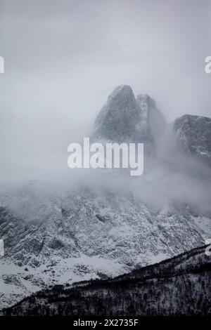 La montagne Romsdalshorn, 1550 m, couverte de brume mystique, dans la vallée de Romsdalen, Rauma kommune, Møre og Romsdal, Norvège, Scandinavie. Banque D'Images