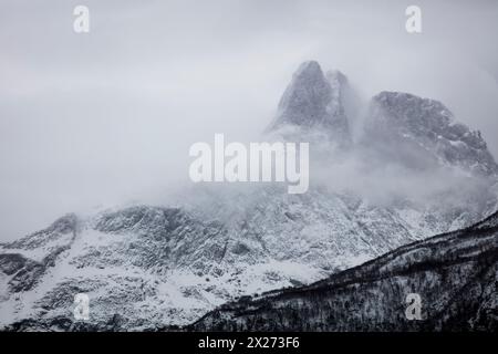 La montagne Romsdalshorn, 1550 m, couverte de brume mystique, dans la vallée de Romsdalen, Rauma kommune, Møre og Romsdal, Norvège, Scandinavie. Banque D'Images