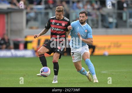Parramatta, Australie. 20 avril 2024. Sonny Kittel (à gauche) du Western Sydney Wanderers FC et Mathew Allan Leckie (à droite) du Melbourne City FC sont vus en action lors du match de la ronde de saison 25 d'Isuzu UTE A-League 2023-24 entre le Western Sydney Wanderers FC et le Melbourne City FC qui s'est tenu au CommBank Stadium. Score final ; Melbourne City FC 2:1 Western Sydney Wanderers FC. Crédit : SOPA images Limited/Alamy Live News Banque D'Images