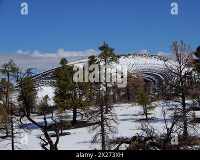 Flagstaff, Arizona. ÉTATS-UNIS 3/20/2024. Monument national du volcan Sunset Crater. Ce cône de cendre de 1 120 pieds de haut est entré en éruption autour de AD 1085 laissant de la lave Banque D'Images