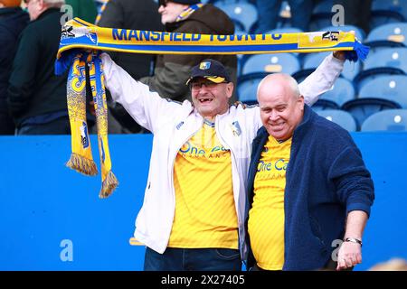 Mansfield, Royaume-Uni. 20 avril 2024. Les fans de Mansfield Town célèbrent la promotion lors du match Mansfield Town FC v Gillingham Town FC SKY BET EFL League 2 au One Call Stadium, Mansfield, Angleterre, Royaume-Uni le 20 avril 2024 Credit : Every second Media/Alamy Live News Banque D'Images