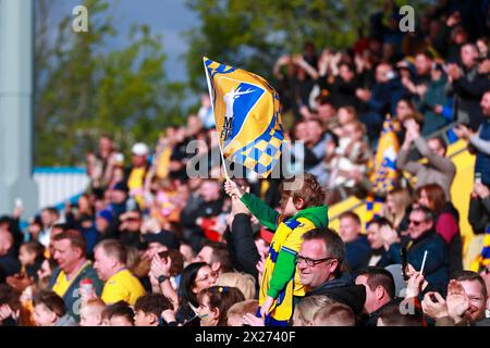 Mansfield, Royaume-Uni. 20 avril 2024. Les fans de Mansfield Town célèbrent la promotion lors du match Mansfield Town FC v Gillingham Town FC SKY BET EFL League 2 au One Call Stadium, Mansfield, Angleterre, Royaume-Uni le 20 avril 2024 Credit : Every second Media/Alamy Live News Banque D'Images