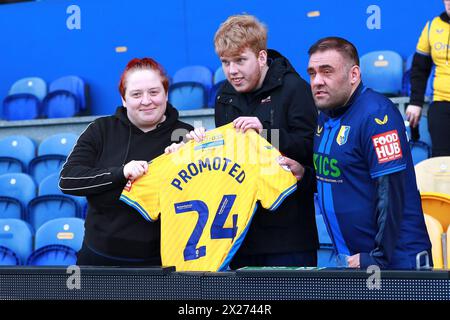 Mansfield, Royaume-Uni. 20 avril 2024. Les fans de Mansfield Town célèbrent la promotion lors du match Mansfield Town FC v Gillingham Town FC SKY BET EFL League 2 au One Call Stadium, Mansfield, Angleterre, Royaume-Uni le 20 avril 2024 Credit : Every second Media/Alamy Live News Banque D'Images