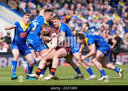 Warrington, Royaume-Uni. 20 avril 2024. Sam Powell de Warrington Wolves et Paul Vaughan de Warrington Wolves s'affrontent pour affronter Matty Davis de Leigh Leopards lors du match de la ronde 8 de Betfred Super League Warrington Wolves vs Leigh Leopards au stade Halliwell Jones, Warrington, Royaume-Uni, le 20 avril 2024 (photo Steve Flynn/News images) à Warrington, Royaume-Uni le 20/04/2024. (Photo par Steve Flynn/News images/SIPA USA) crédit : SIPA USA/Alamy Live News Banque D'Images