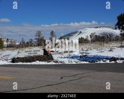 Flagstaff, Arizona. ÉTATS-UNIS 3/20/2024. Monument national du volcan Sunset Crater. Ce cône de cendre de 1 120 pieds de haut est entré en éruption autour de AD 1085 laissant de la lave Banque D'Images