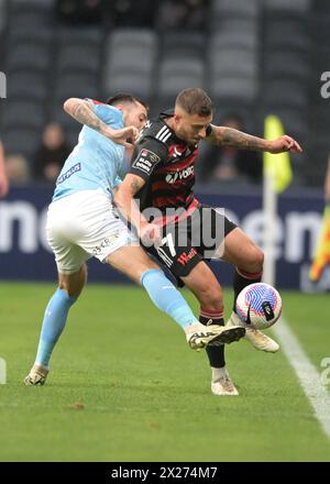 Parramatta, Australie. 20 avril 2024. Marin Jakolis (à gauche) du Melbourne City FC et Dylan Pierias (à droite) du Western Sydney Wanderers FC sont vus en action lors du match de la ronde de saison 25 d'Isuzu UTE A-League 2023-24 entre le Western Sydney Wanderers FC et le Melbourne City FC qui se tient au CommBank Stadium. Score final ; Melbourne City FC 2:1 Western Sydney Wanderers FC. (Photo Luis Veniegra/SOPA images/SIPA USA) crédit : SIPA USA/Alamy Live News Banque D'Images
