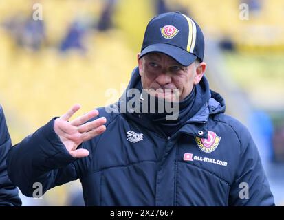 Dresde, Allemagne. 20 avril 2024. Football : 3ème division, SG Dynamo Dresden - Viktoria Köln, journée 34, Rudolf-Harbig-Stadion. Markus Anfang, entraîneur de dynamo, fait signe aux fans dans le stade. Crédit : Robert Michael/dpa/Alamy Live News Banque D'Images