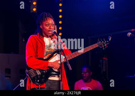 Kings Heath, Birmingham, Royaume-Uni. 20 avril 2024. Auteur Adele Oliver se produit dans le cadre du SON NOIR, CHANSON ET SOMA. DEEPING IT : une EXPÉRIENCE LIVE au Heath Bookshop Literature and Music Festival, Kings Heath, Birmingham, Royaume-Uni crédit : Peter Lopeman/Alamy Live News Banque D'Images