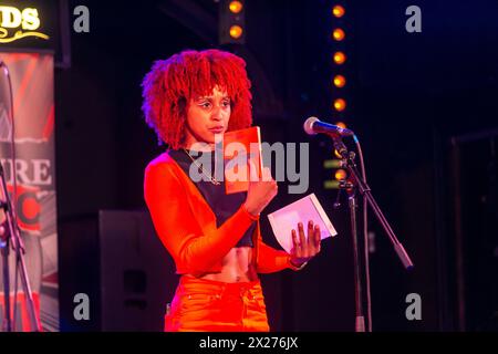 Kings Heath, Birmingham, Royaume-Uni. 20 avril 2024. Nicole Samuels se produit dans le cadre du SON NOIR, DE LA CHANSON ET du SOMA. DEEPING IT : une EXPÉRIENCE LIVE au Heath Bookshop Literature and Music Festival, Kings Heath, Birmingham, Royaume-Uni crédit : Peter Lopeman/Alamy Live News Banque D'Images