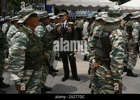 Les membres des Forces armées nationales bolivariennes célèbrent le 214e anniversaire de la Proclamation de l’indépendance du Venezuela ce vendredi 19 avril, sur la Plaza Bolivar à Maracaibo, au Venezuela. L'événement anniversaire a été coordonné par la région stratégique de défense globale de l'Ouest (REDI) et la zone opérationnelle de défense globale de Zulia (ZODI). Sous le commandement du G/d Henry David Rodríguez Martinez accompagné des autorités militaires, des membres des différentes composantes et des représentants parlementaires du Parti socialiste Uni du Venezuela PSUV. De même, médailles et déco Banque D'Images