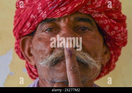 Nagaur, Inde. 19 avril 2024. Les gens ont voté lors du premier tour de l'élection nationale indienne dans le district de Nagaur, dans l'État du Rajasthan. Près de 970 millions d’électeurs éliront 543 membres à la chambre basse du Parlement pour cinq ans, lors d’élections échelonnées qui se dérouleront jusqu’au 1er juin. (Photo de Shaukat Ahmed/Pacific Press/Sipa USA) crédit : Sipa USA/Alamy Live News Banque D'Images