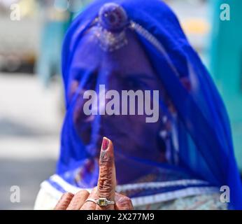 Nagaur, Inde. 19 avril 2024. Les gens ont voté lors du premier tour de l'élection nationale indienne dans le district de Nagaur, dans l'État du Rajasthan. Près de 970 millions d’électeurs éliront 543 membres à la chambre basse du Parlement pour cinq ans, lors d’élections échelonnées qui se dérouleront jusqu’au 1er juin. (Photo de Shaukat Ahmed/Pacific Press/Sipa USA) crédit : Sipa USA/Alamy Live News Banque D'Images