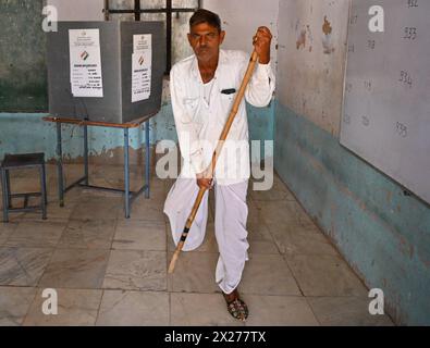 Nagaur, Inde. 19 avril 2024. Les gens ont voté lors du premier tour de l'élection nationale indienne dans le district de Nagaur, dans l'État du Rajasthan. Près de 970 millions d’électeurs éliront 543 membres à la chambre basse du Parlement pour cinq ans, lors d’élections échelonnées qui se dérouleront jusqu’au 1er juin. (Photo de Shaukat Ahmed/Pacific Press/Sipa USA) crédit : Sipa USA/Alamy Live News Banque D'Images