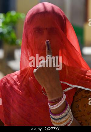 Nagaur, Inde. 19 avril 2024. Les gens ont voté lors du premier tour de l'élection nationale indienne dans le district de Nagaur, dans l'État du Rajasthan. Près de 970 millions d’électeurs éliront 543 membres à la chambre basse du Parlement pour cinq ans, lors d’élections échelonnées qui se dérouleront jusqu’au 1er juin. (Photo de Shaukat Ahmed/Pacific Press/Sipa USA) crédit : Sipa USA/Alamy Live News Banque D'Images