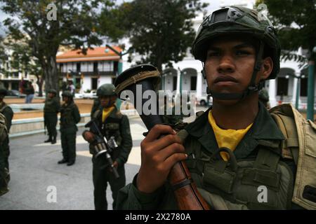 Les membres des Forces armées nationales bolivariennes célèbrent le 214e anniversaire de la Proclamation de l’indépendance du Venezuela ce vendredi 19 avril, sur la Plaza Bolivar à Maracaibo, au Venezuela. L'événement anniversaire a été coordonné par la région stratégique de défense globale de l'Ouest (REDI) et la zone opérationnelle de défense globale de Zulia (ZODI). Sous le commandement du G/d Henry David Rodríguez Martinez accompagné des autorités militaires, des membres des différentes composantes et des représentants parlementaires du Parti socialiste Uni du Venezuela PSUV. De même, médailles et déco Banque D'Images