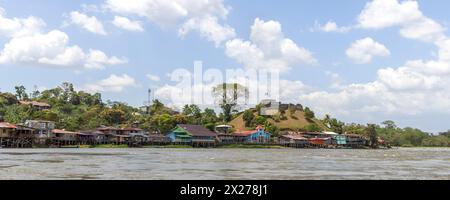 Vue panoramique sur les maisons colorées, l'église et la forteresse du village El Castillo le long de la rivière San Juan au Nicaragua Banque D'Images