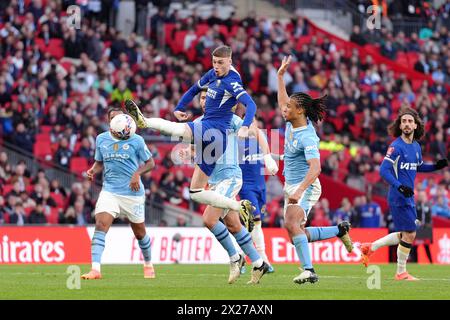 Cole Palmer de Chelsea tente un tir au but lors de la demi-finale de la Coupe de football Emirates FA au stade de Wembley, à Londres. Date de la photo : samedi 20 avril 2024. Banque D'Images