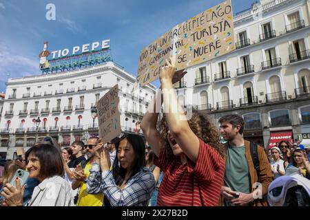 Madrid, Espagne. 20 avril 2024. Les manifestants tiennent des pancartes pendant un rassemblement à Madrid. Sous la devise "les îles Canaries ont une limite", diverses mobilisations ont eu lieu à l'intérieur et à l'extérieur de l'archipel espagnol dans lesquelles les citoyens des îles ont exigé un nouveau modèle de tourisme plus durable. A Madrid, des dizaines de personnes se sont rassemblées à la Puerta de sol. Crédit : SOPA images Limited/Alamy Live News Banque D'Images