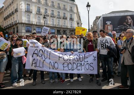 Madrid, Espagne. 20 avril 2024. Les manifestants tiennent une banderole pendant un rassemblement à Madrid. Sous la devise "les îles Canaries ont une limite", diverses mobilisations ont eu lieu à l'intérieur et à l'extérieur de l'archipel espagnol dans lesquelles les citoyens des îles ont exigé un nouveau modèle de tourisme plus durable. A Madrid, des dizaines de personnes se sont rassemblées à la Puerta de sol. Crédit : SOPA images Limited/Alamy Live News Banque D'Images