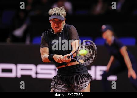 Stuttgart, Bade-Wuerttemberg, Allemagne. 20 avril 2024. Bethanie Mattek-Sands (USA) revient avec le revers lors du 47. Porsche Tennis Grand Prix Stuttgart - WTA500 (crédit image : © Mathias Schulz/ZUMA Press Wire) USAGE ÉDITORIAL SEULEMENT! Non destiné à UN USAGE commercial ! Banque D'Images